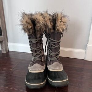 Sorel Stylish Fur-Lined Gray Winter Boots